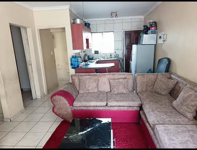 2 BEDROOM PROPERTY TO RENT IN LOMBARDY EAST